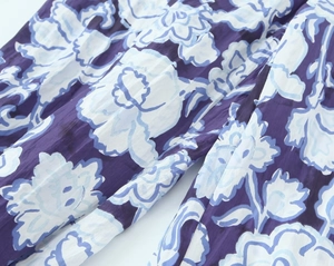 Dettaglio del leggero tessuto blu navy con stampa floreale bianca e trama sottile