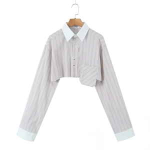 Détail d'une chemise courte rayée avec col contrasté et ourlet à bord franc moderne