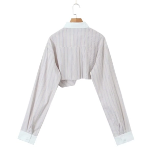 Vue arrière d'une chemise courte à rayures avec col et poignets blancs contrastants