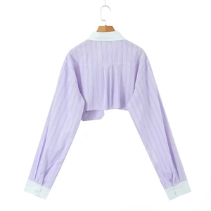 Détail de chemise courte à rayures lilas et blanches avec col contrasté et cintre en bois