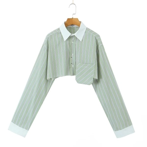 Détail de chemise courte à rayures vertes avec col blanc contrasté et une poche poitrine