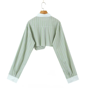 Détail du dos d'une chemise courte à rayures avec pli inversé et col blanc contrasté