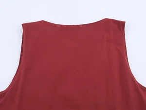 Détail de l'encolure sans manches de ce haut rouge foncé avec texture lisse et coupe nette