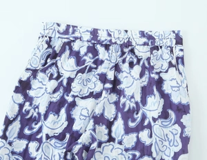 Dettaglio dell'elastico in vita e della stampa floreale sui pantaloni estivi viola