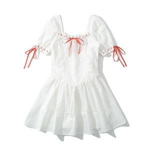 Mini Robe en Broderie Anglaise Douce Française Col Carré Manches Bouffantes Avec Nœud en Ruban Rouge Coton Brodé Ligne A Courte