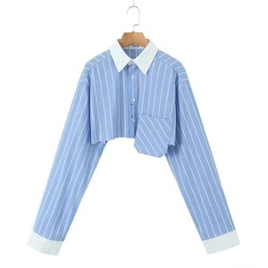 Détail de chemise courte à rayures bleues avec col blanc contrasté et manches boutonnées