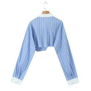 Détail du dos de la chemise courte rayée bleue avec col blanc et poignets larges