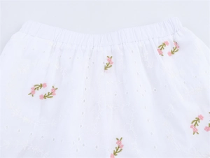 Détail du short blanc en broderie anglaise avec fleurs brodées et taille élastique