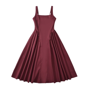 Abito midi bordeaux stile francese con spalline larghe e gonna a pieghe svasata