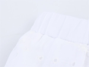 Détail de la taille élastique d'un short en coton blanc avec broderie anglaise et motifs floraux
