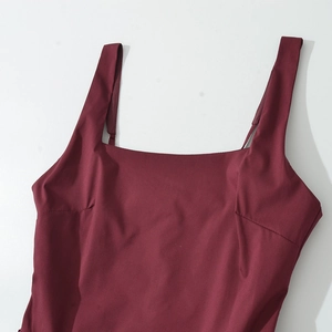 Elegante abito rosso vino stile francese con scollo quadrato e spalline larghe