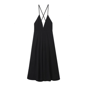 Robe noire sans manches avec décolleté en V profond, fines bretelles croisées et plissée