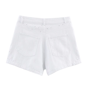 Detailansicht der weißen Denim-Shorts mit aufwendiger Hohlstickerei und Gesäßtaschen