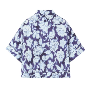 Camicia da donna a maniche corte con stampa floreale viola e dettagli con bordino bianco