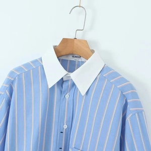Chemise rayée bleue et blanche pour femmes avec col blanc contrasté et boutons avant