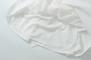 Détail de l'ourlet de robe en dentelle blanche avec broderie ajourée complexe en polyester