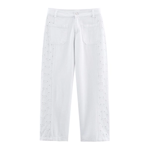 Detail der weißen High-Waist-Baumwollhose mit Lochstickerei und vorderen Taschen