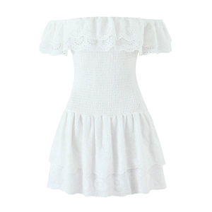 Dettaglio dell'abito estivo bianco con spalle scoperte, vita a punto smock e pizzo ricamato
