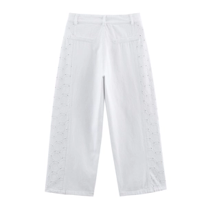 Rückansicht der weißen High-Waist-Hose mit weitem Bein und seitlicher Lochstickerei