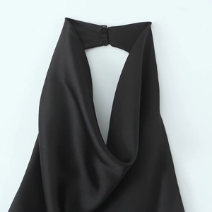 Elegantes schwarzes Satin-Minikleid mit Neckholder und Knopfverschluss am Rücken