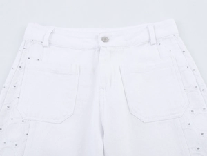 Detailansicht weißer Shorts mit Hohlstickerei und großen aufgesetzten Taschen