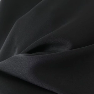 Glänzendes schwarzes Satin-Minikleid mit Halterneck und elegant fallender Seidentextur