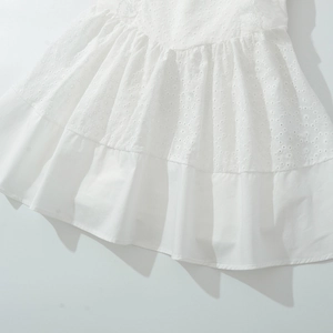 Détail de robe longue blanche en dentelle avec broderie anglaise florale élégante