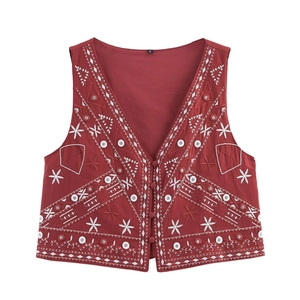 Gilet brodé ethnique avec sequins miroirs et motifs floraux sur tissu rouge foncé