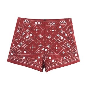Short bohème rouge à taille haute avec broderies blanches et détails miroirs