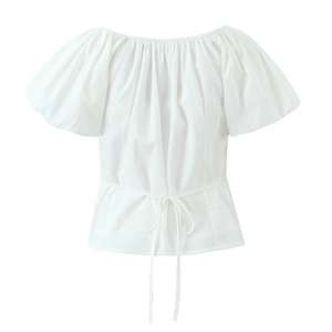 Détail du haut blanc à épaules dénudées avec manches bouffantes et taille à nouer