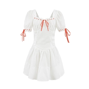 Robe blanche en dentelle avec nœuds rouges et manches bouffantes vue à plat