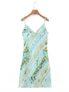 Détail de robe à bretelles col V avec imprimé marbré menthe et brun sur tissu soyeux