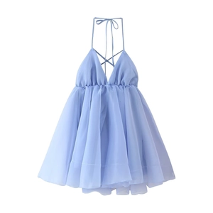 Lichtblauwe chiffon halterjurk met diepe V-hals en open rug met vetersluiting