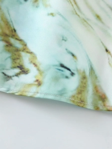 Détail du tissu satiné à motif marbré avec finitions de couture de haute qualité