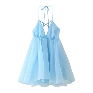 Lichtblauwe chiffon halterjurk met diepe V-hals en kruislingse veters op de rug
