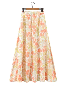 Dettaglio gonna lunga in chiffon a vita alta con stampe floreali arancioni e giallo tenue