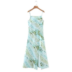 Abito estivo da donna in raso verde menta tie-dye con spacco laterale alto e taglio a V