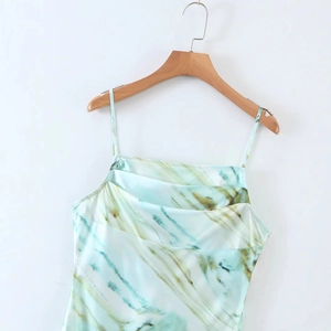 Abito sottoveste in raso verde chiaro da donna con stampa tie-dye e scollo a drappo