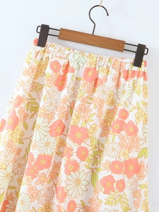 Dettaglio della gonna in chiffon a fiori con comoda fascia elastica in vita regolabile