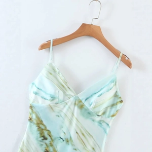 Robe d'été pour femme avec imprimé marbre et fines bretelles sur cintre en bois