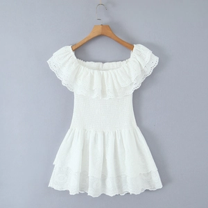 Elegante abito bianco in pizzo a spalle scoperte con volant e vita elasticizzata