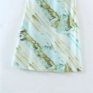 Robe d'été à imprimé marbre numérique en satin bleu clair avec détails d'ourlet
