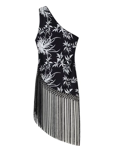 Détail d'une robe fleurie asymétrique avec bretelle élégante et ourlet à franges