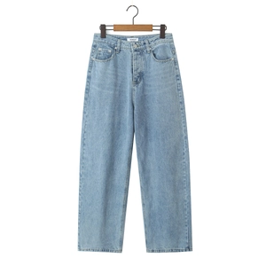 High-waisted light blue washed denim jeans in a loose straight-leg fashion design