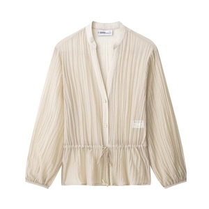 Detail der beigen Plissee-Bluse mit V-Ausschnitt und verstellbarem Kordelzug in der Taille