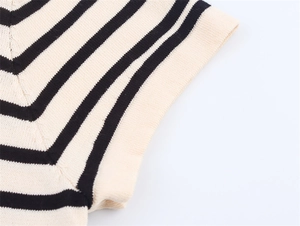 Détail de la texture en maille douce et coutures sur le haut à rayures et col rond