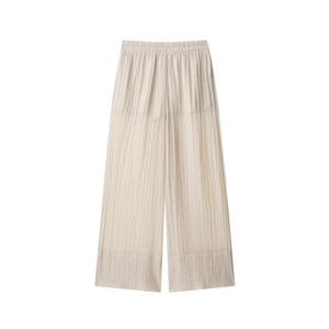 Detailansicht der Damen-Plisseehose mit weitem Bein, Gummizug und strukturierter Textur