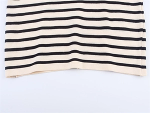 Détail en gros plan d'un tissu en maille rayé de haute qualité en noir et blanc crème
