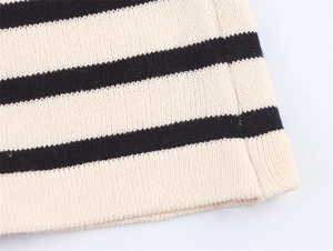 Vue macro d'un tissu en maille rayée haute densité avec détails d'ourlet côtelé
