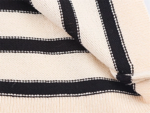 Détail du tissu en maille fine avec rayures noires et finitions en bords-côtes précis
